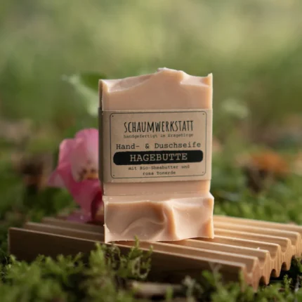 Rosa Seifenstück auf Seifenablage aus Holz