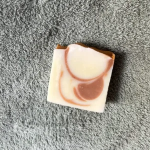 Seife liegt auf Handtuch