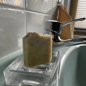 Seife steht auf Seifenablage am Waschbecken