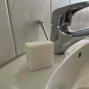 Salzseife auf Waschbecken