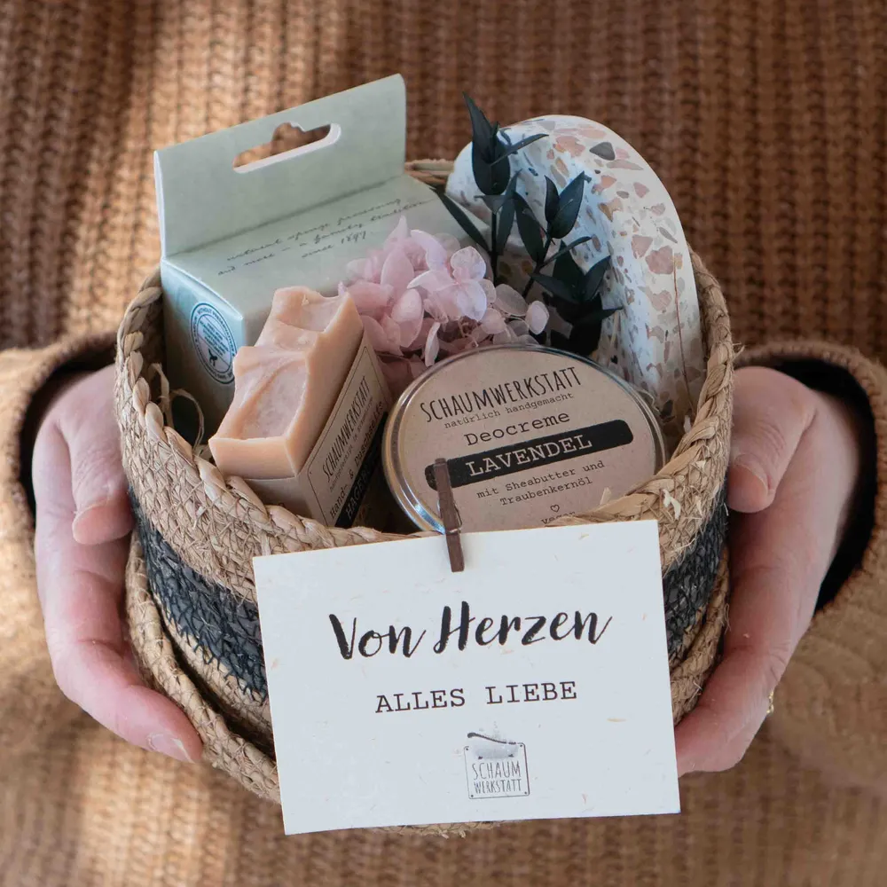 Muttertag-Geschenkkorb Seegraskörbchen gefüllt mit Naturseife, Deocreme, Schwamm und Seifenablage