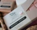 rosafarbene Badeschokolade Amarena-Mandel in Karton-Verpackung in einem Wellness-Set