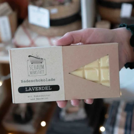Badeschokolade Lavendel in Karton-Verpackung wird in der Hand gehalten