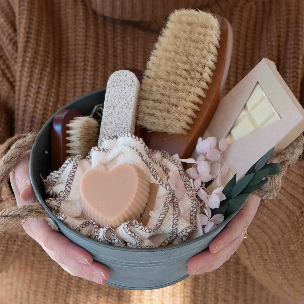Geschenkset-Badewanne Metallwanne gefüllt mit Herzseife, Badeschokolade, Bürsten und Schwamm
