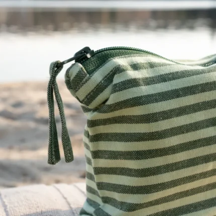 Nahaufnahme einer Kosmetiktasche aus Stoff. Sie ist grün gestreift