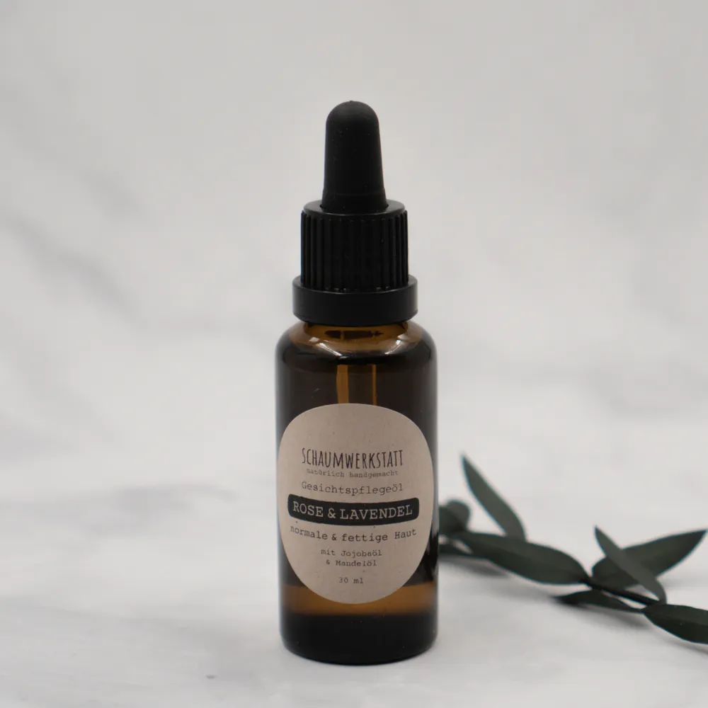 Gesichtspflegeöl-normale-haut Gesichtspflegeöl Rose & Lavendel von Schaumwerkstatt in brauner Pipettenflasche für trockene Haut mit Olivenöl und Mandelöl.