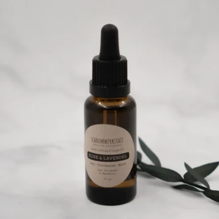 Gesichtspflegeöl Rose & Lavendel von Schaumwerkstatt in brauner Pipettenflasche für trockene Haut mit Jojobaöl und Mandelöl.